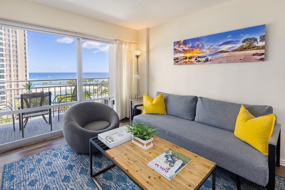 Ilikai Collection # 4. Amazing views, beachfront. - Photo 1
