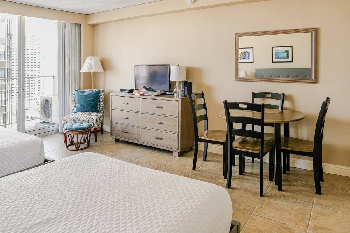 Quaint Studio-Heart of Waikiki & FREE parking - Photo 3