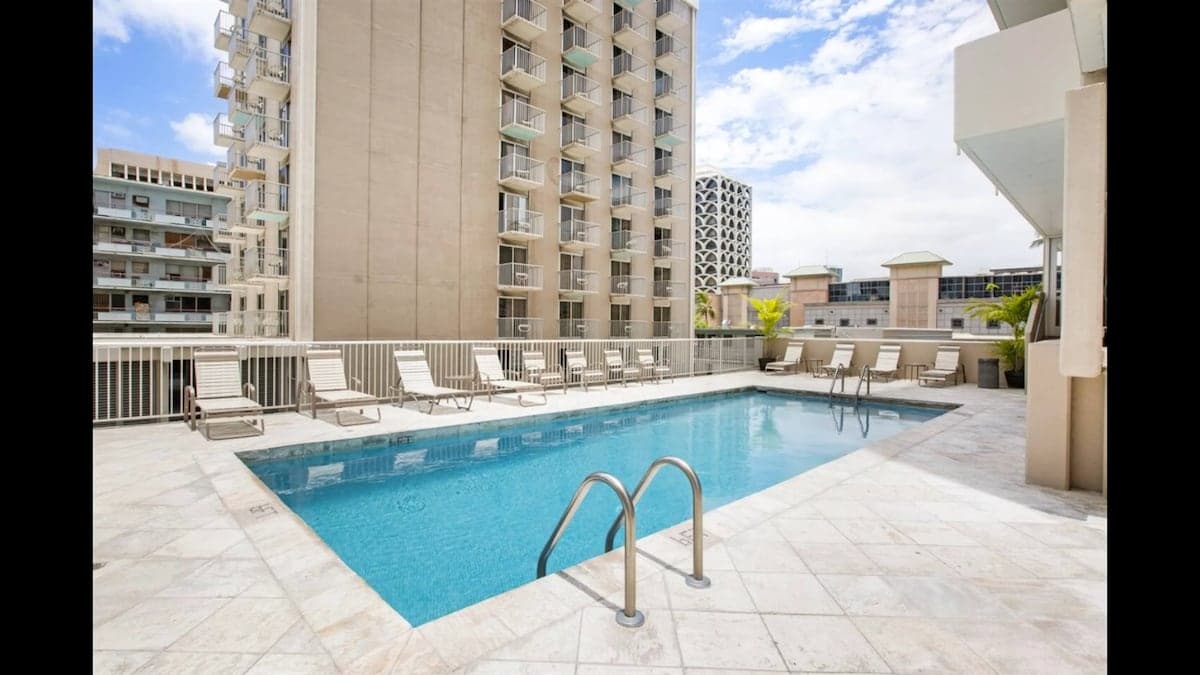Condo in Honolulu · ★4.62 · 1 bedroom · 2 beds · 1 private bath - Photo 4