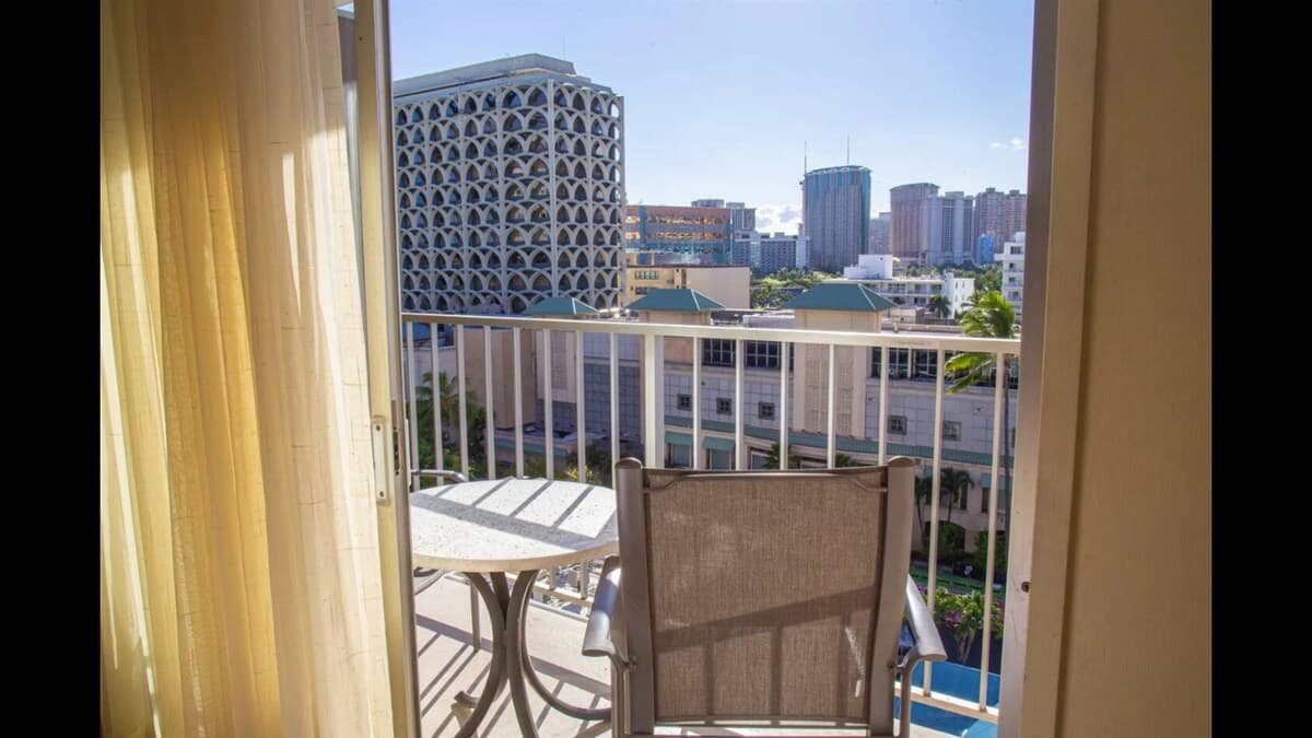 Condo in Honolulu · ★4.62 · 1 bedroom · 2 beds · 1 private bath - Photo 5
