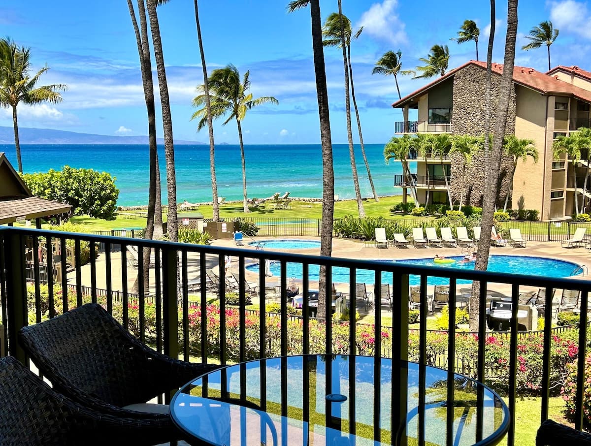 Condo in Lahaina · ★4.83 · 1 bedroom · 2 beds · 1 bath - Photo 4