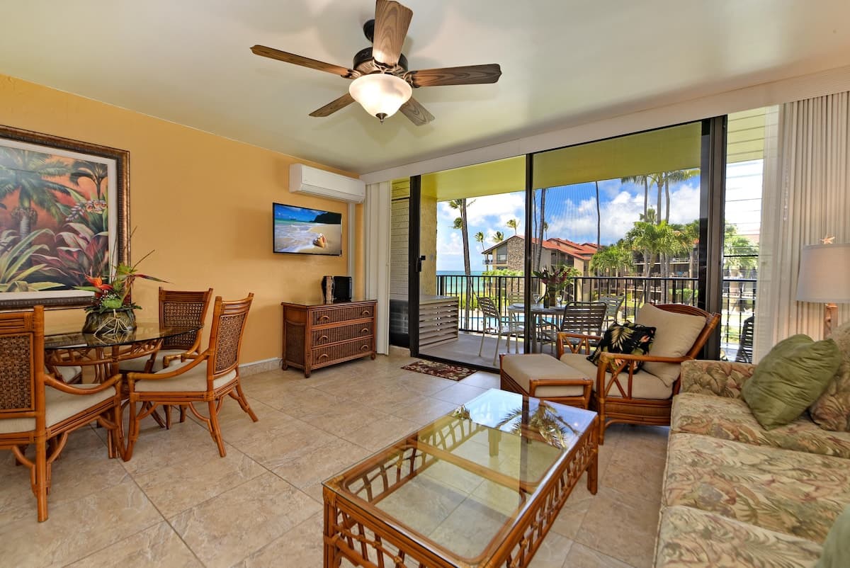 Condo in Lahaina · ★4.83 · 1 bedroom · 2 beds · 1 bath - Photo 5