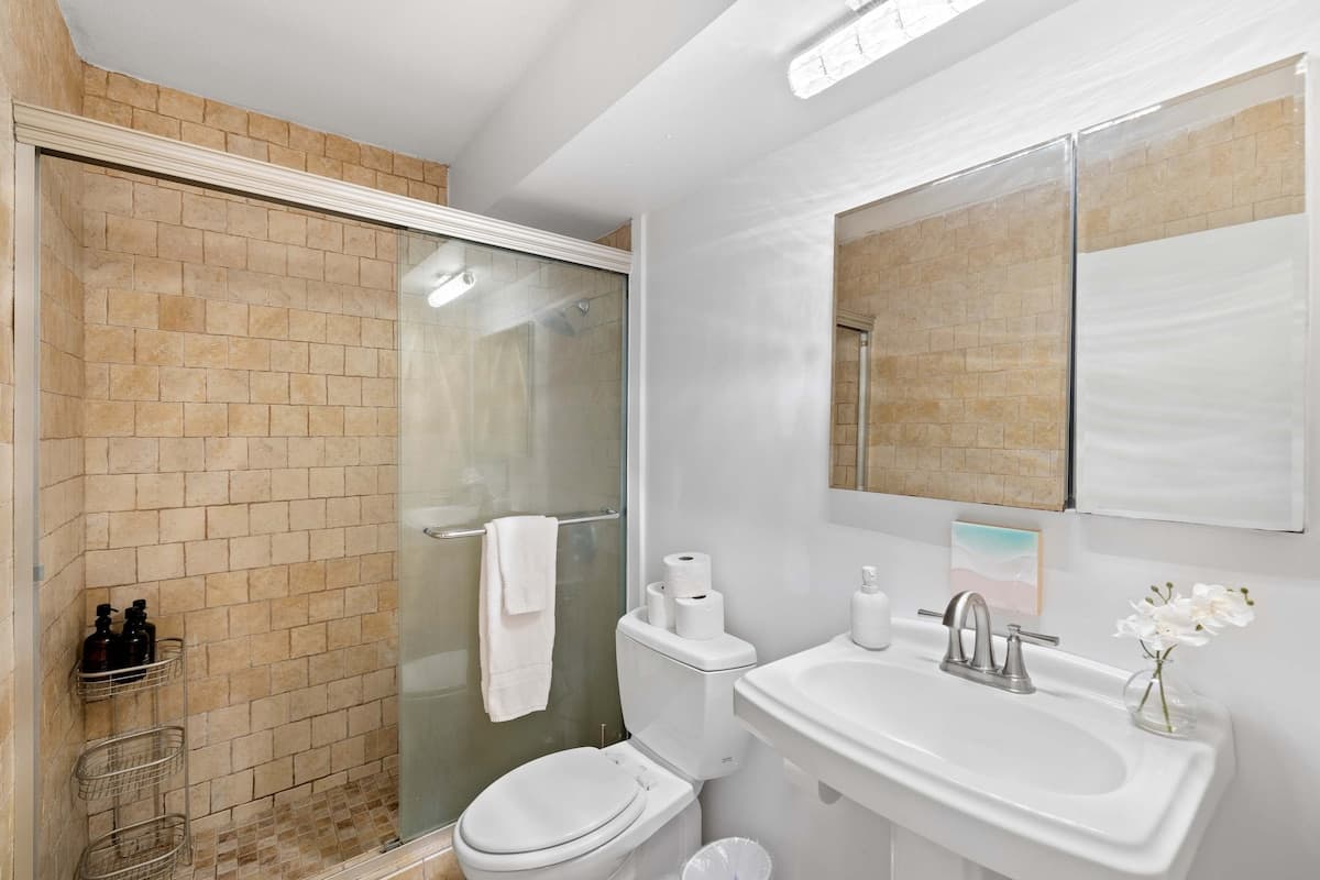 Waikiki Studio – Steps from the Beach! - Photo 3