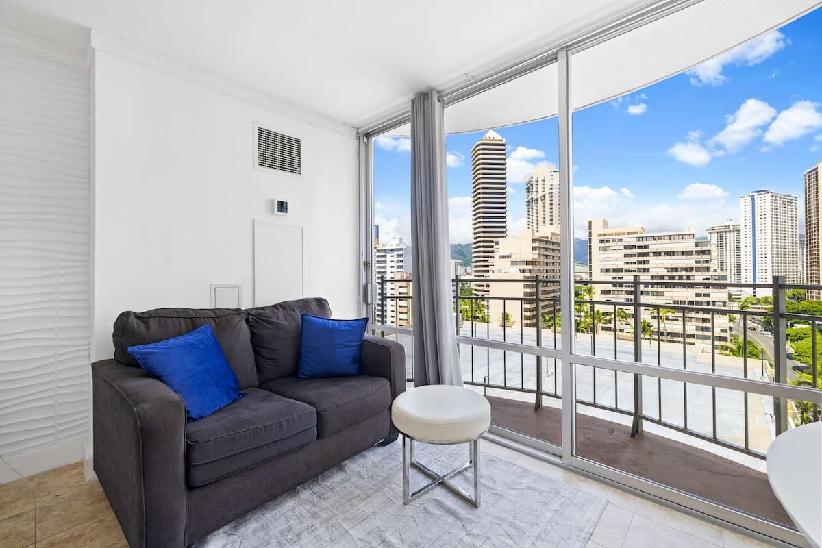 Waikiki Studio – Steps from the Beach! - Photo 2