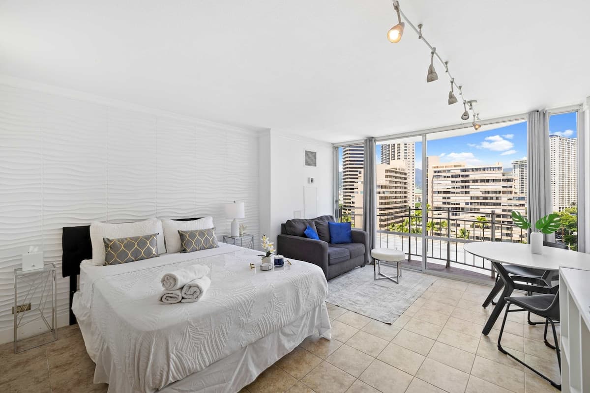 Waikiki Studio – Steps from the Beach! - Photo 1