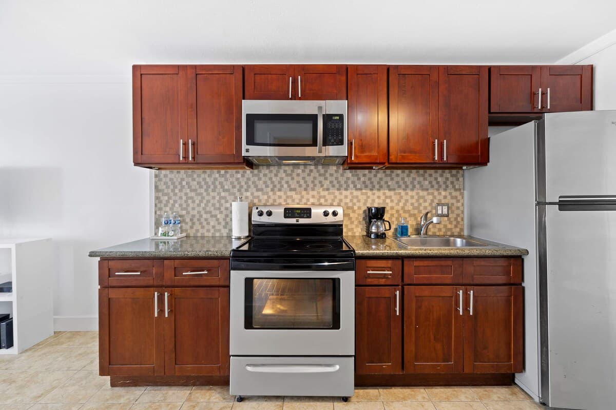 Waikiki Studio – Steps from the Beach! - Photo 4