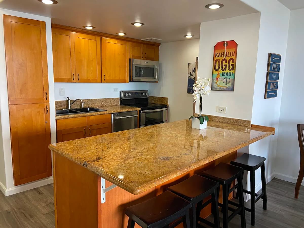 Condo in Lahaina · ★4.83 · 1 bedroom · 2 beds · 1 private bath - Photo 4