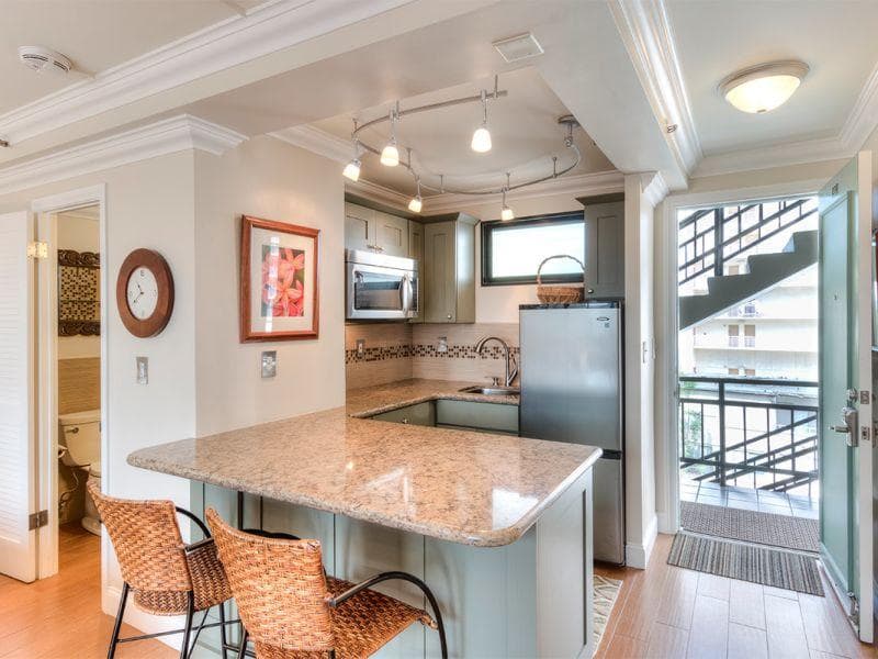 Condo in Honolulu · ★4.47 · Studio · 1 bed · 1 private bath - Photo 5
