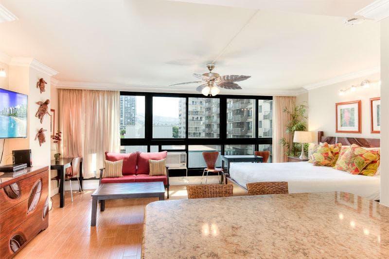 Condo in Honolulu · ★4.47 · Studio · 1 bed · 1 private bath - Photo 3