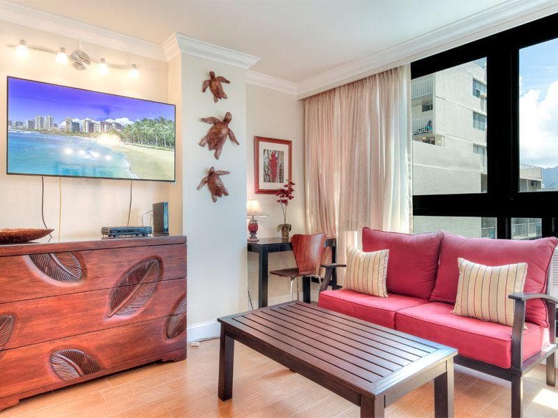 Condo in Honolulu · ★4.47 · Studio · 1 bed · 1 private bath - Photo 2