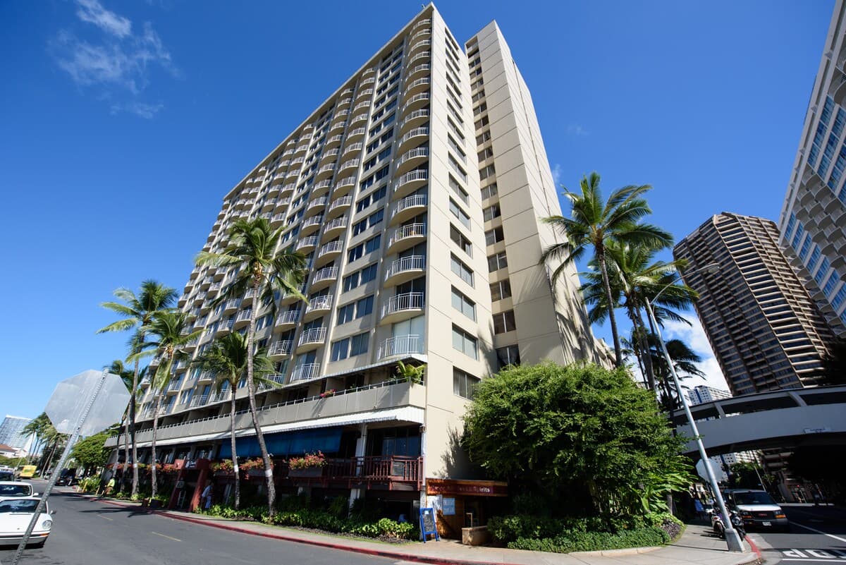 Condo in Honolulu · ★4.52 · 1 bedroom · 2 beds · 1 shared bath - Photo 2