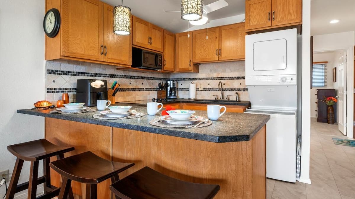 Condo in Kailua-Kona · ★5.0 · 1 bedroom · 2 beds · 1 private bath - Photo 4