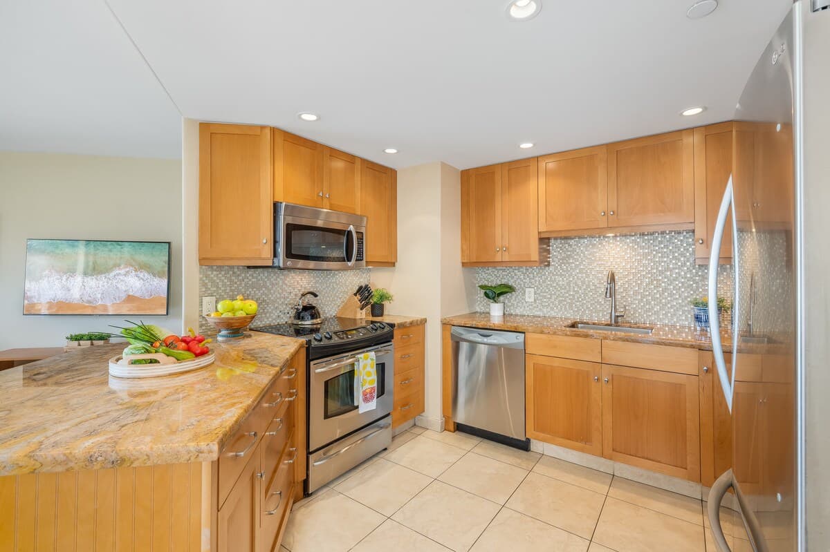 Condo in Lahaina · ★4.79 · 2 bedrooms · 4 beds · 2 baths - Photo 5