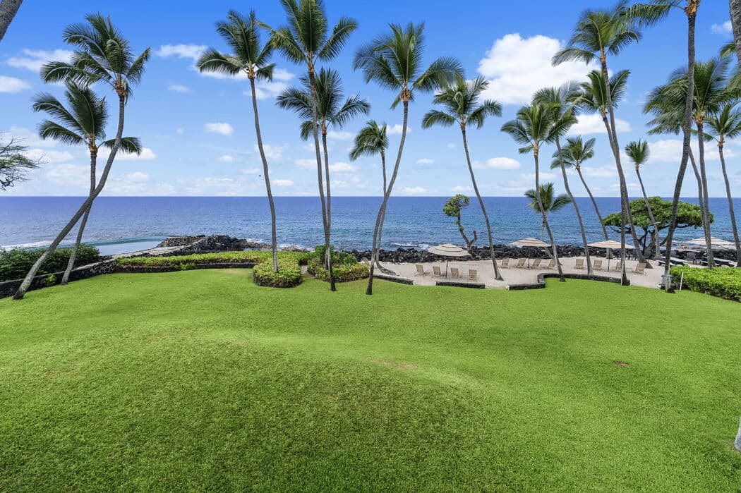 Condo in Kailua-Kona · ★4.8 · 1 bedroom · 2 beds · 1 private bath - Photo 2