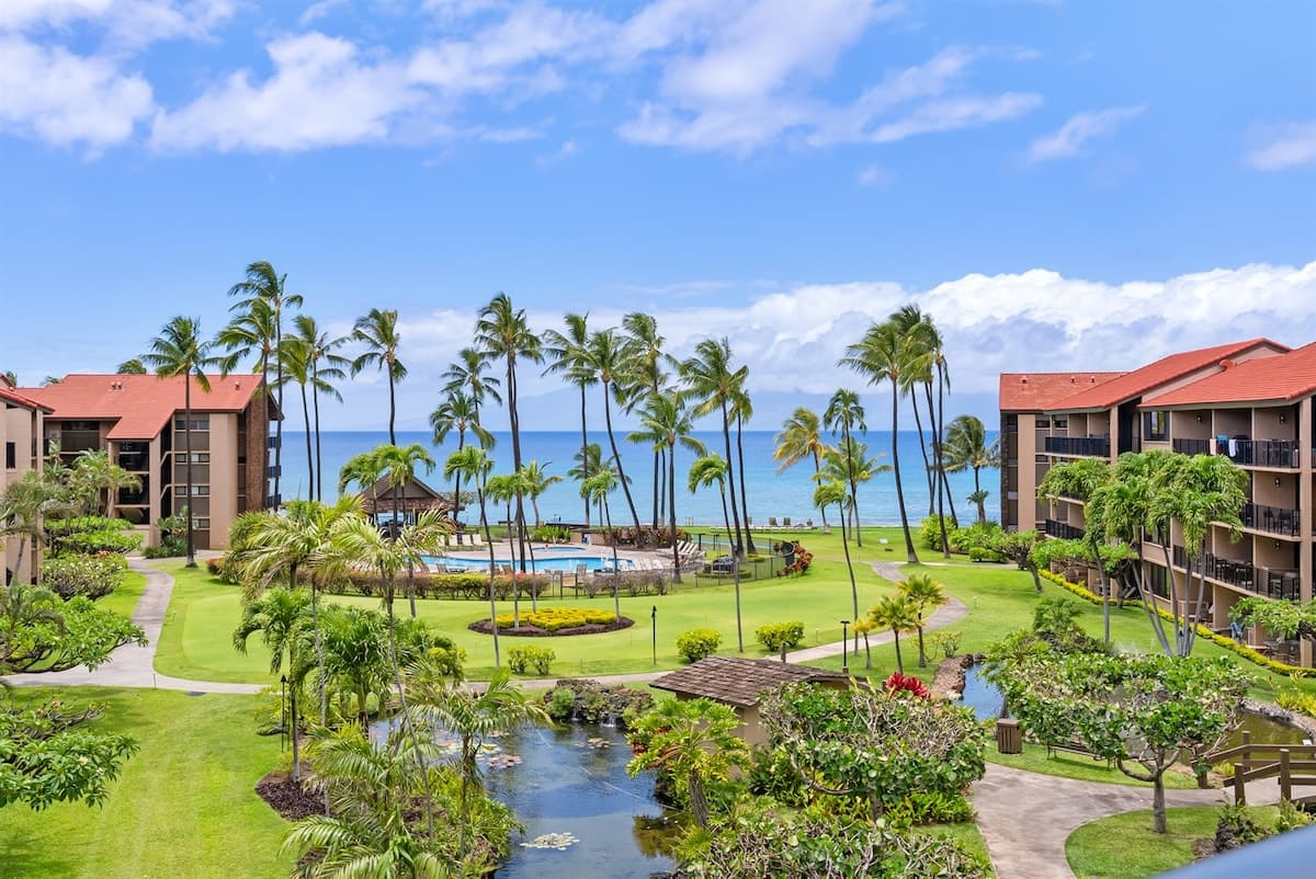 Condo in Lahaina · ★4.89 · 2 bedrooms · 4 beds · 1 private bath - Photo 2