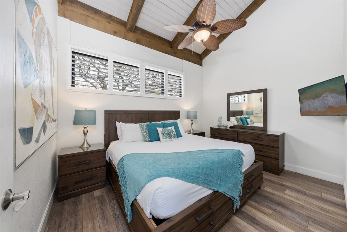 Condo in Lahaina · ★4.89 · 2 bedrooms · 4 beds · 1 private bath - Photo 4