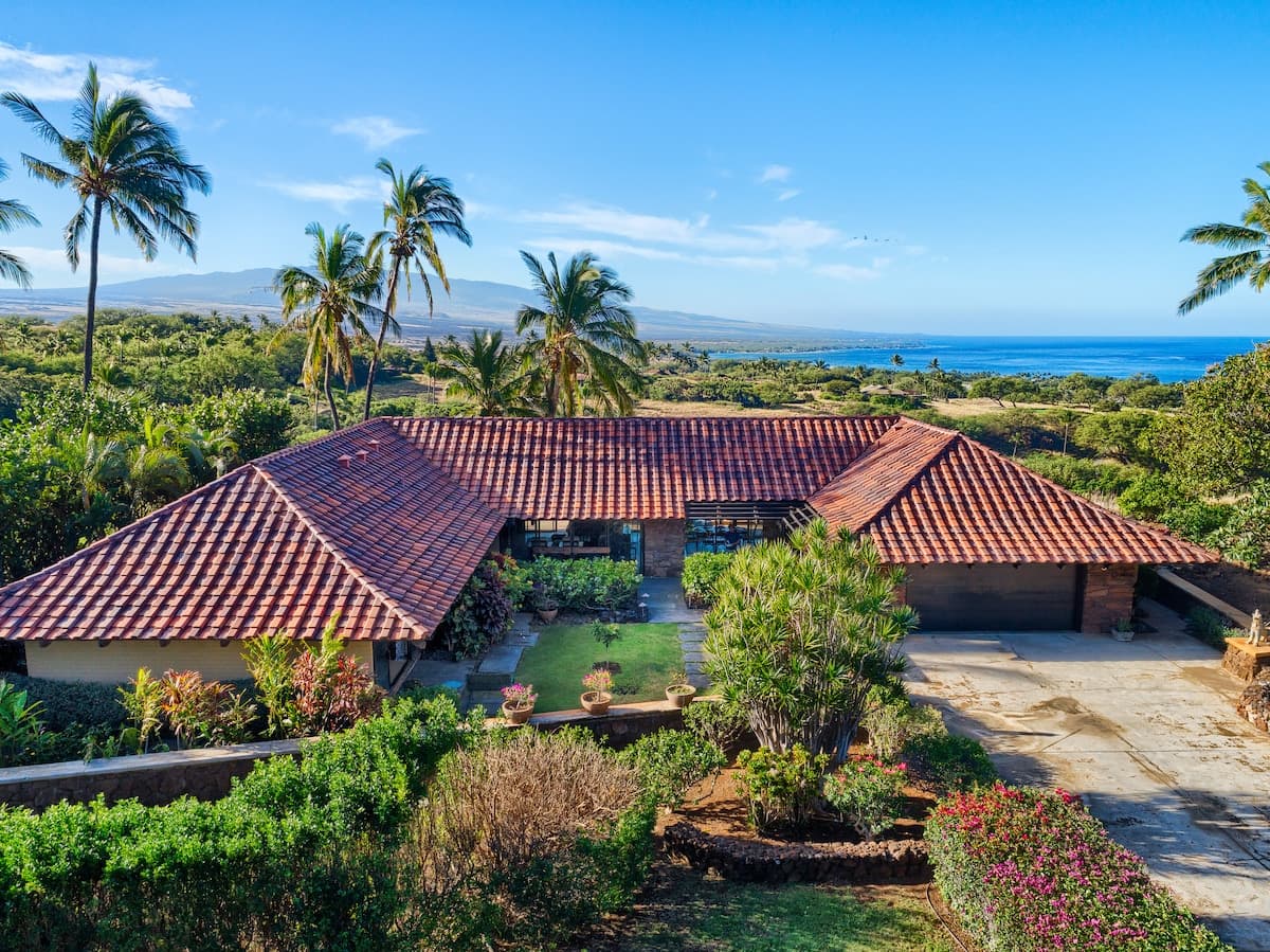 Home in Waimea · ★5.0 · 3 bedrooms · 6 beds · 3 baths - Photo 4