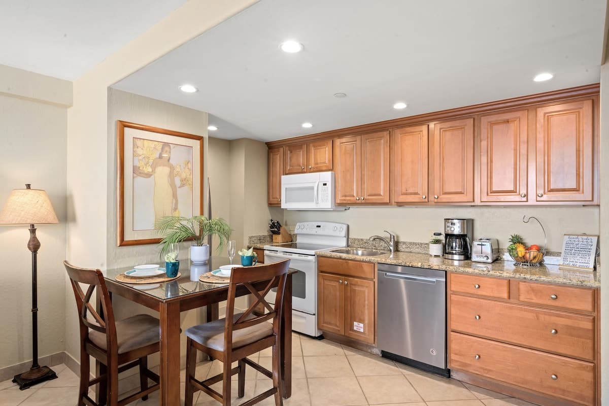 Condo in Lahaina · ★4.81 · 1 bedroom · 1 bed · 1 bath - Photo 4