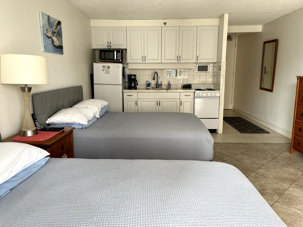 Central Waikiki Studio w/ Balcony, 5-Min to Beach - Photo 2