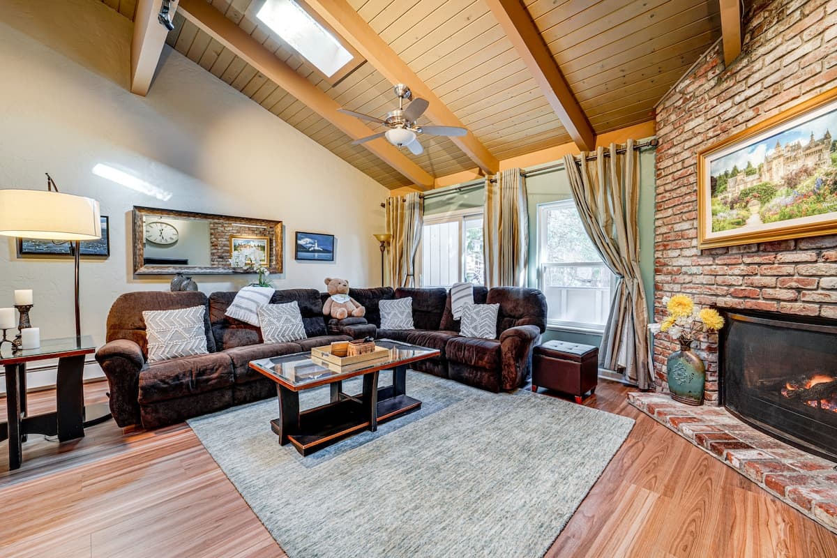 Condo in Incline Village · ★4.89 · 3 bedrooms · 4 beds · 2.5 private baths - Photo 4