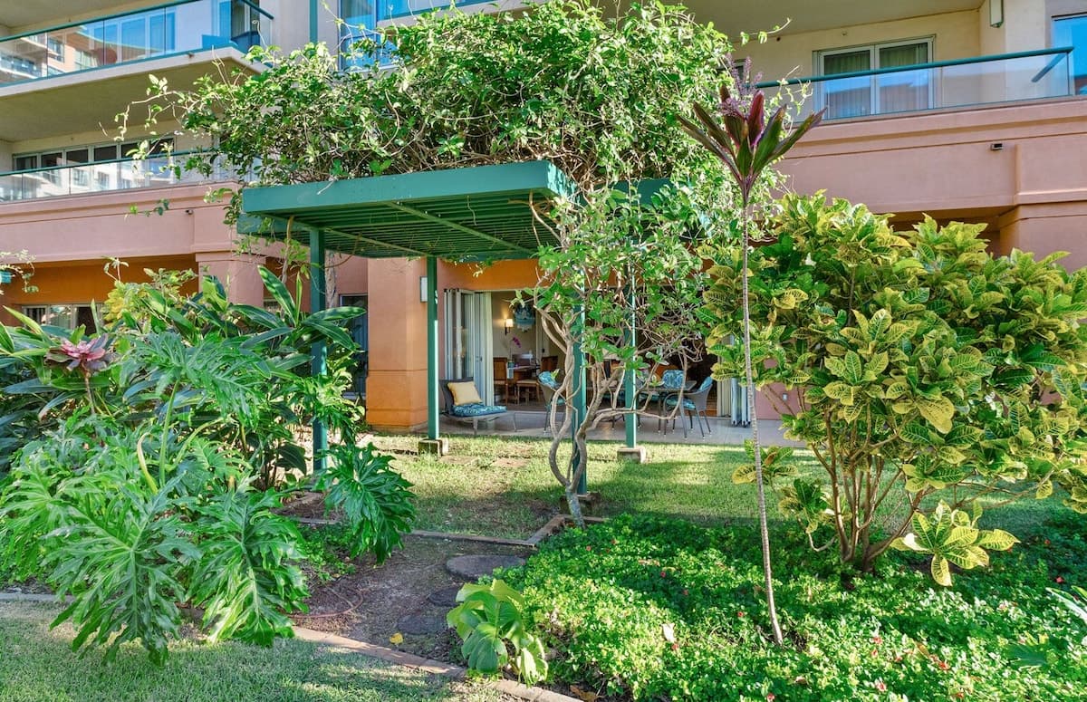 Condo in Lahaina · ★4.82 · 2 bedrooms · 4 beds · 2 shared baths - Photo 4