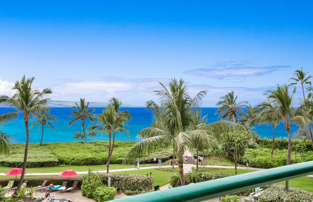 Condo in Lahaina · ★5.0 · 3 bedrooms · 4 beds · 3 baths - Photo 2