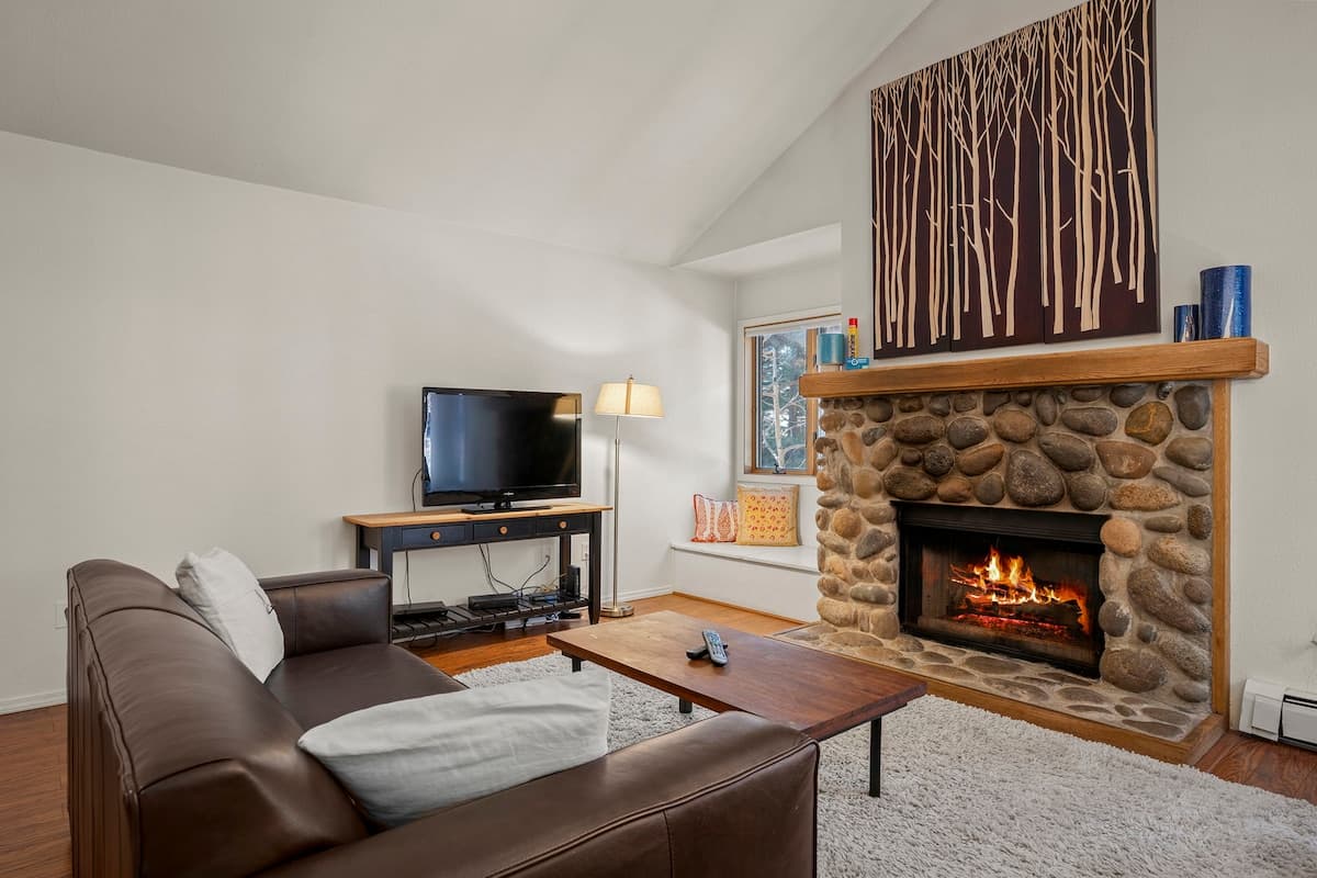 Condo in Incline Village · ★4.71 · 2 bedrooms · 2 beds · 2 private baths - Photo 3