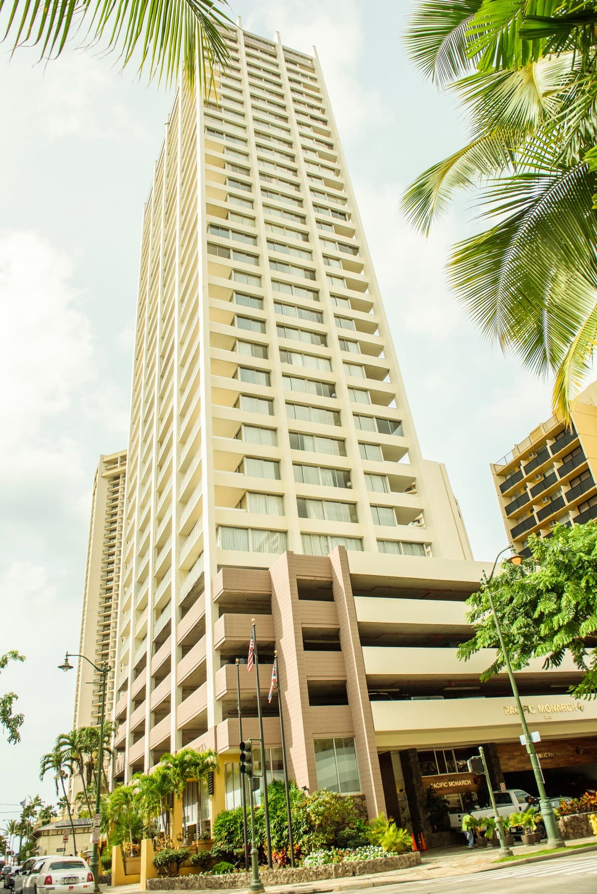 Condo in Honolulu · ★4.37 · 1 bedroom · 2 beds · 1 private bath - Photo 3