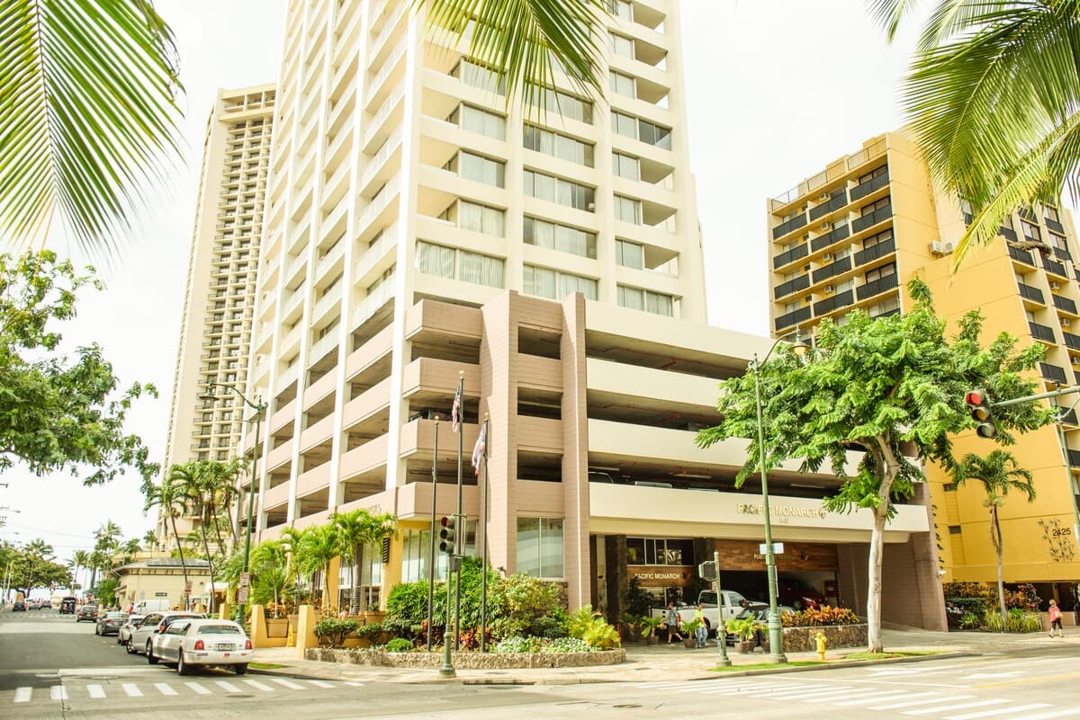 Condo in Honolulu · ★4.37 · 1 bedroom · 2 beds · 1 private bath - Photo 4