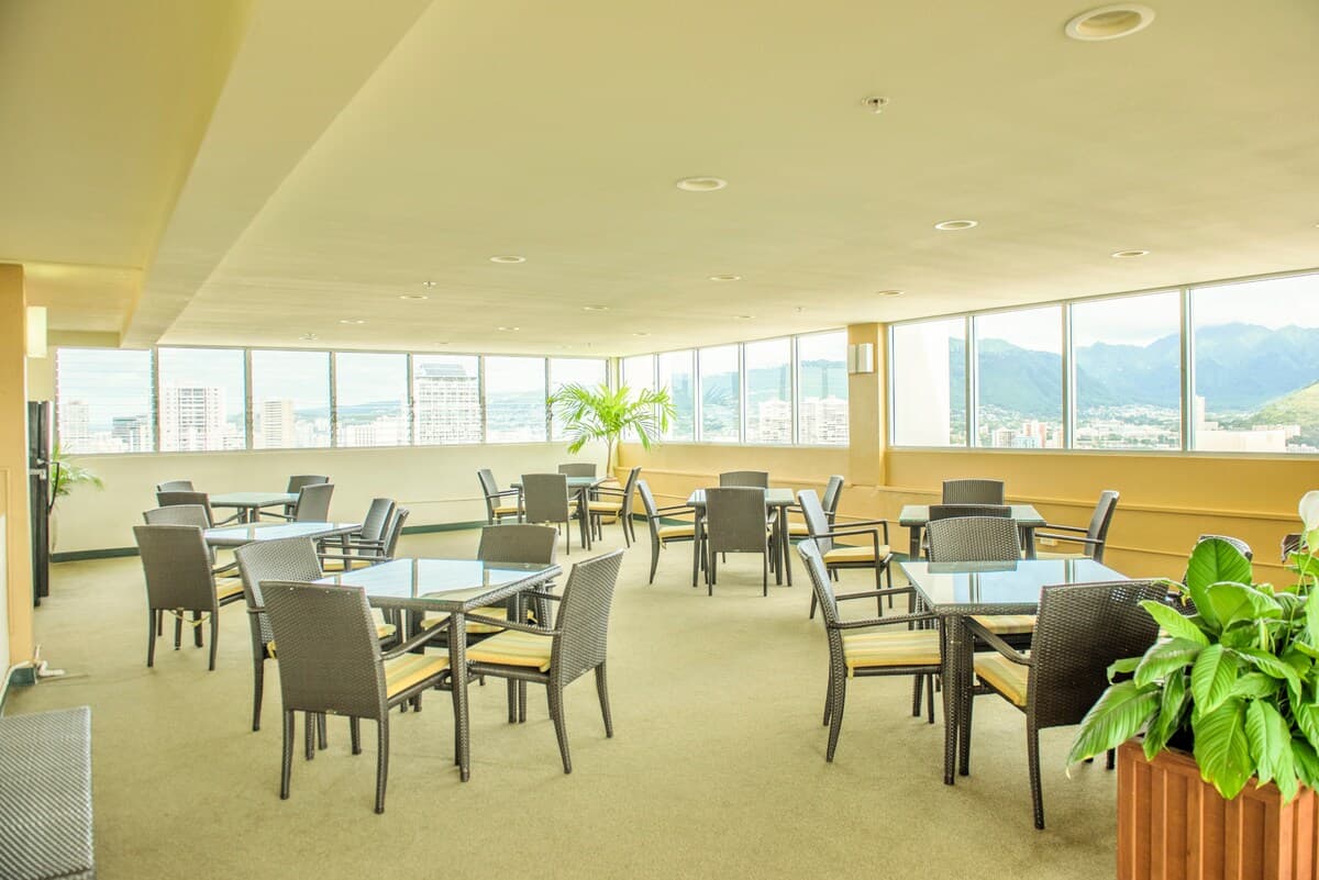 Condo in Honolulu · ★4.37 · 1 bedroom · 2 beds · 1 private bath - Photo 5