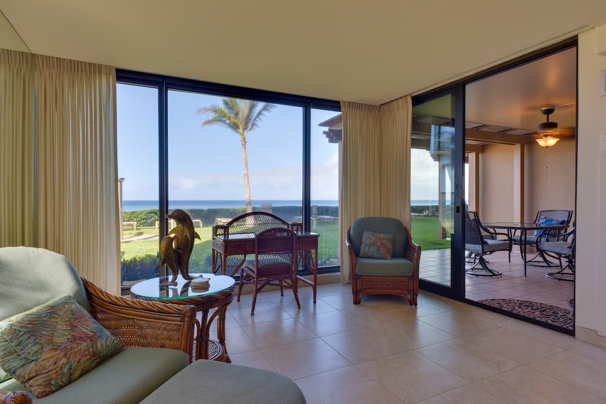 Condo in Lahaina · ★5.0 · 1 bedroom · 2 beds · 1 shared bath - Photo 1