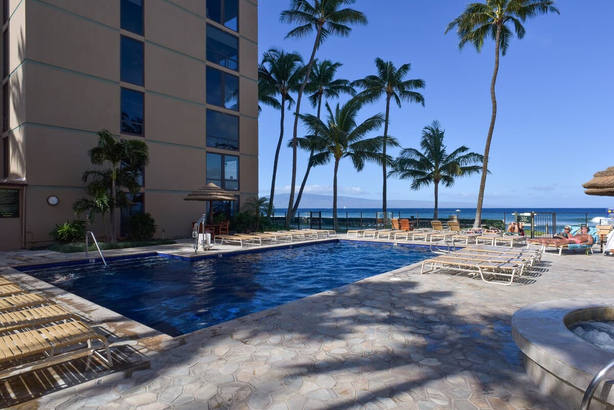 Condo in Lahaina · ★5.0 · 1 bedroom · 2 beds · 1 shared bath - Photo 3