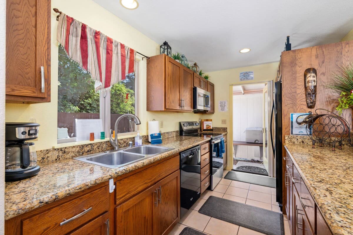 Home in Kailua-Kona · ★4.84 · 3 bedrooms · 3 beds · 2.5 baths - Photo 4