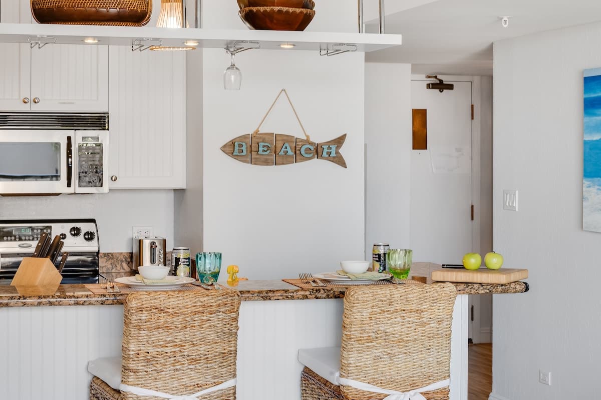 Condo in Lahaina · ★4.76 · 2 bedrooms · 4 beds · 2 baths - Photo 5