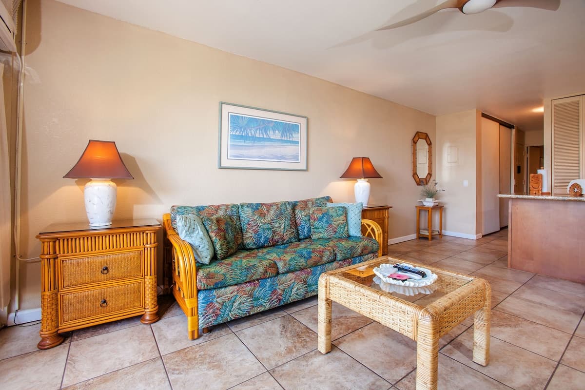 Condo in Kihei · ★4.63 · 1 bedroom · 2 beds · 1 shared bath - Photo 4
