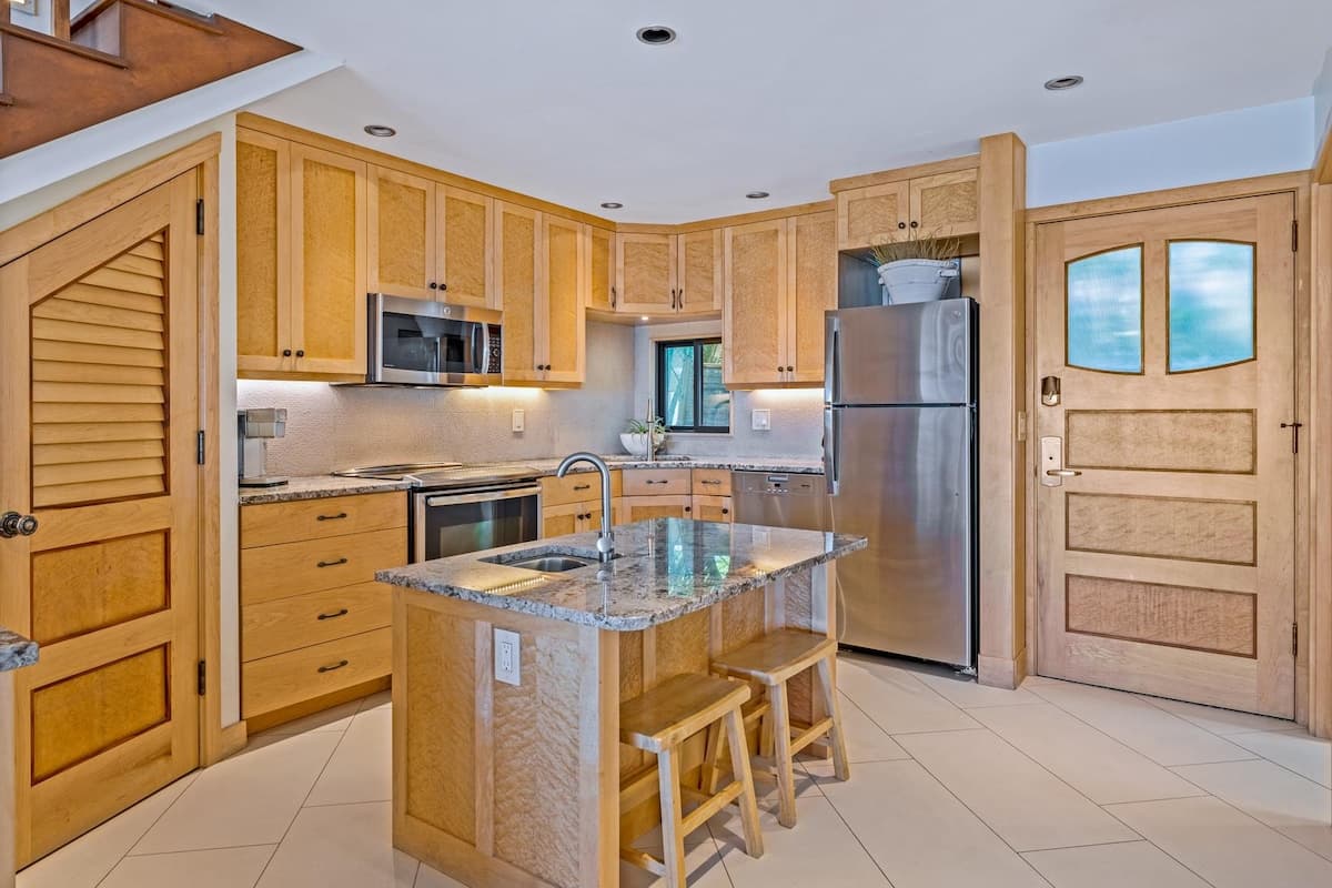 Condo in Lahaina · ★4.93 · 4 bedrooms · 5 beds · 3 baths - Photo 3