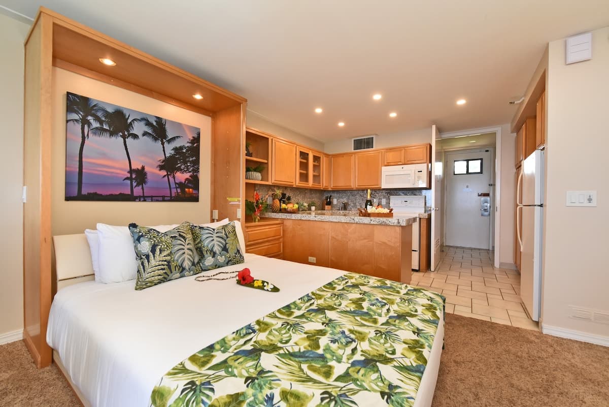 Condo in Lahaina · ★4.58 · 1 bedroom · 2 beds · 1 private bath - Photo 4