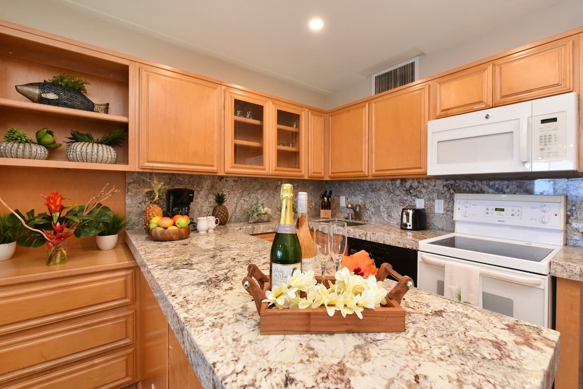 Condo in Lahaina · ★4.58 · 1 bedroom · 2 beds · 1 private bath - Photo 3