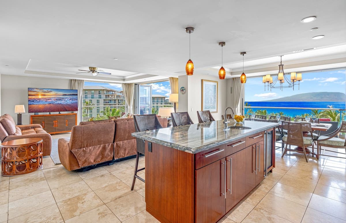 Condo in Lahaina · ★5.0 · 3 bedrooms · 3 beds · 3 baths - Photo 4