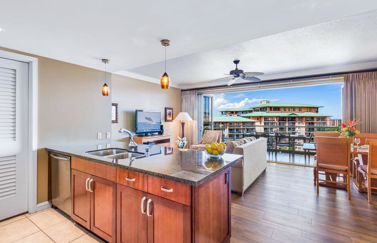 Condo in Lahaina · ★4.64 · 1 bedroom · 2 beds · 1 bath - Photo 3