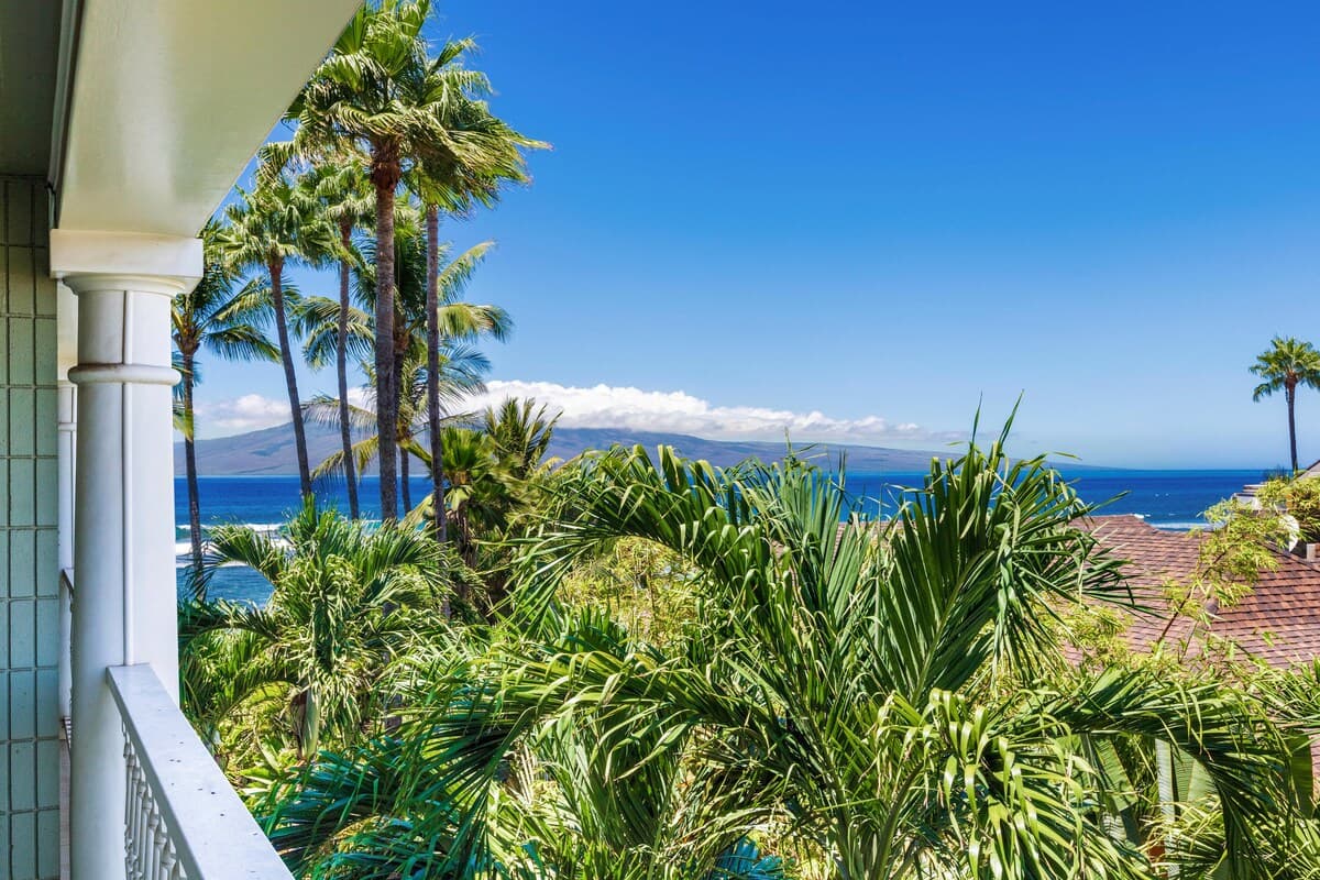 Townhouse in Lahaina · ★4.9 · 1 bedroom · 1 bed · 1 private bath - Photo 2