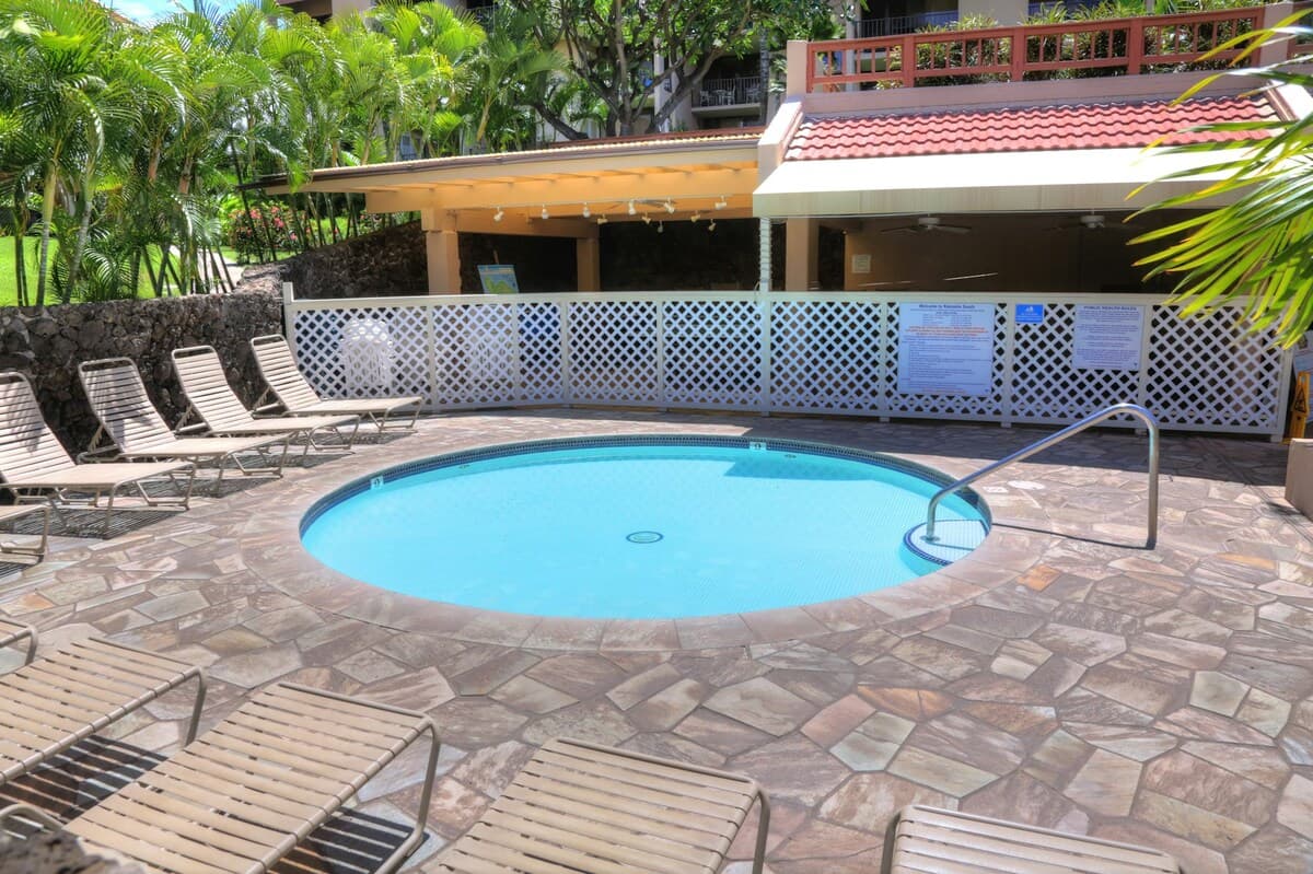 Condo in Kihei · ★4.25 · 1 bedroom · 2 beds · 2 shared baths - Photo 3