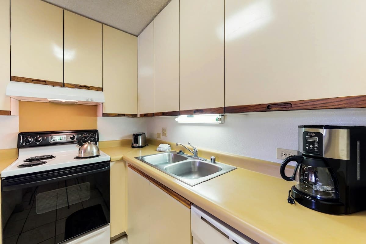 Condo in Kihei · ★4.25 · 1 bedroom · 2 beds · 2 shared baths - Photo 5