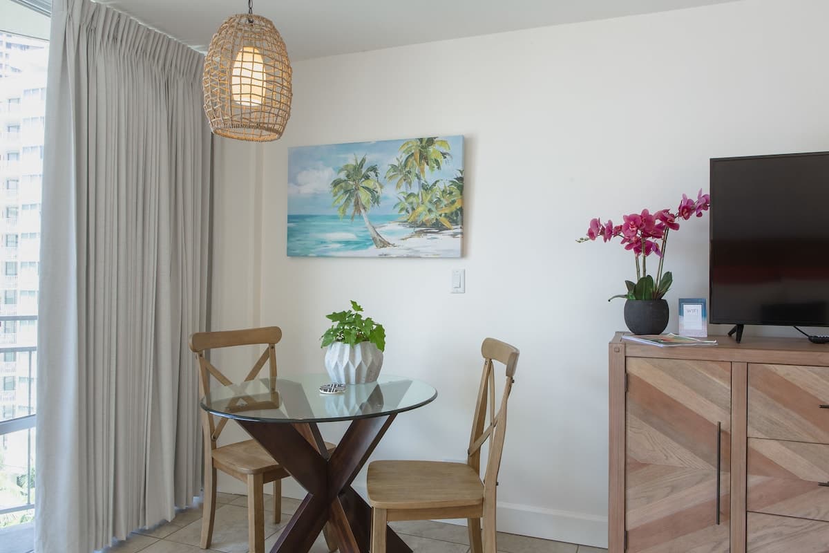 Condo in Honolulu · ★4.8 · Studio · 1 bed · 1 private bath - Photo 4