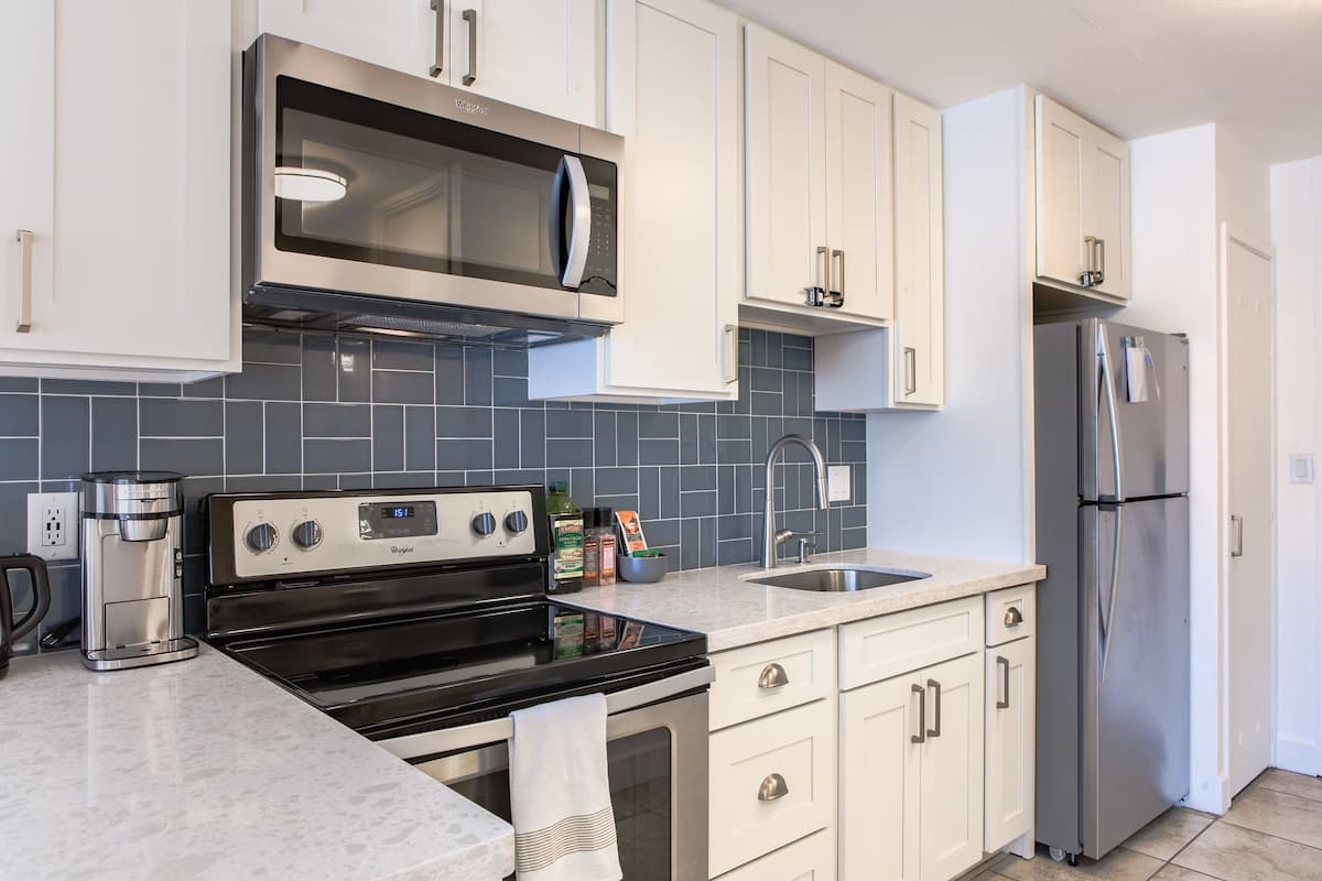 Condo in Honolulu · ★4.8 · Studio · 1 bed · 1 private bath - Photo 2