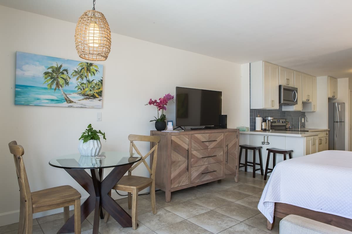 Condo in Honolulu · ★4.8 · Studio · 1 bed · 1 private bath - Photo 3