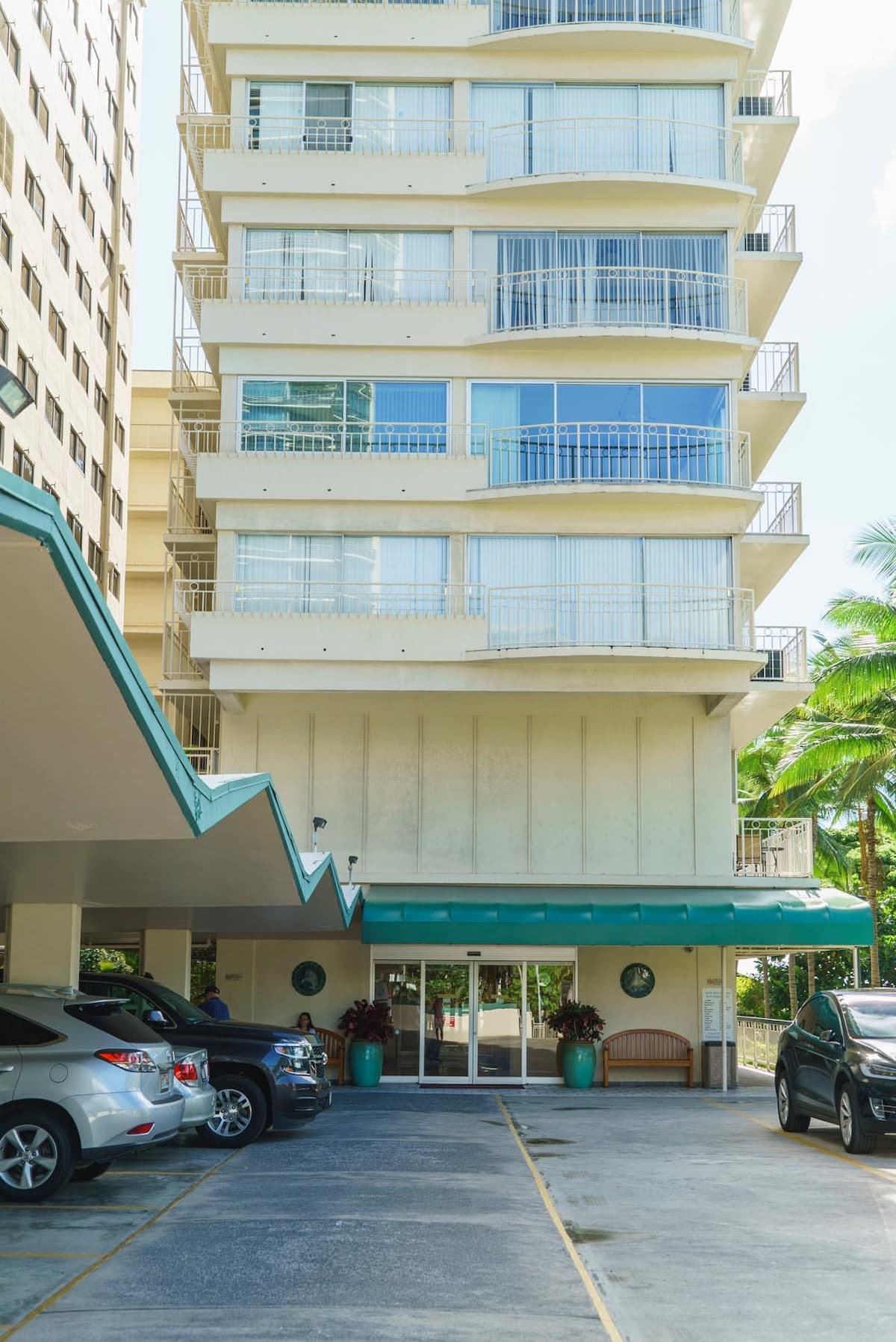 Condo in Honolulu · ★4.5 · 1 bedroom · 2 beds · 1 shared bath - Photo 2