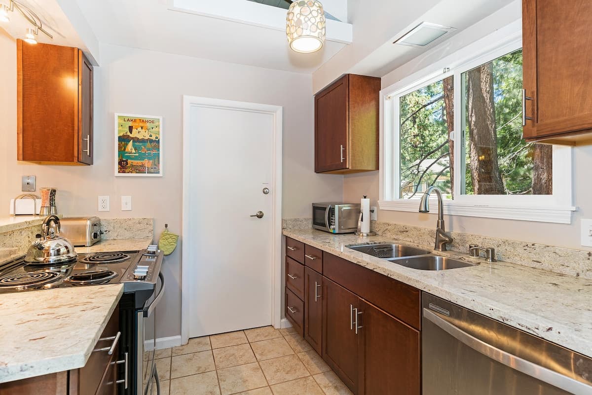 Condo in Incline Village · ★4.53 · 3 bedrooms · 4 beds · 2.5 private baths - Photo 5