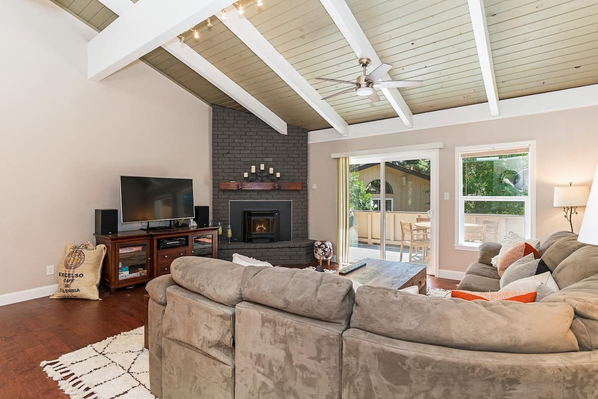 Condo in Incline Village · ★4.53 · 3 bedrooms · 4 beds · 2.5 private baths - Photo 2