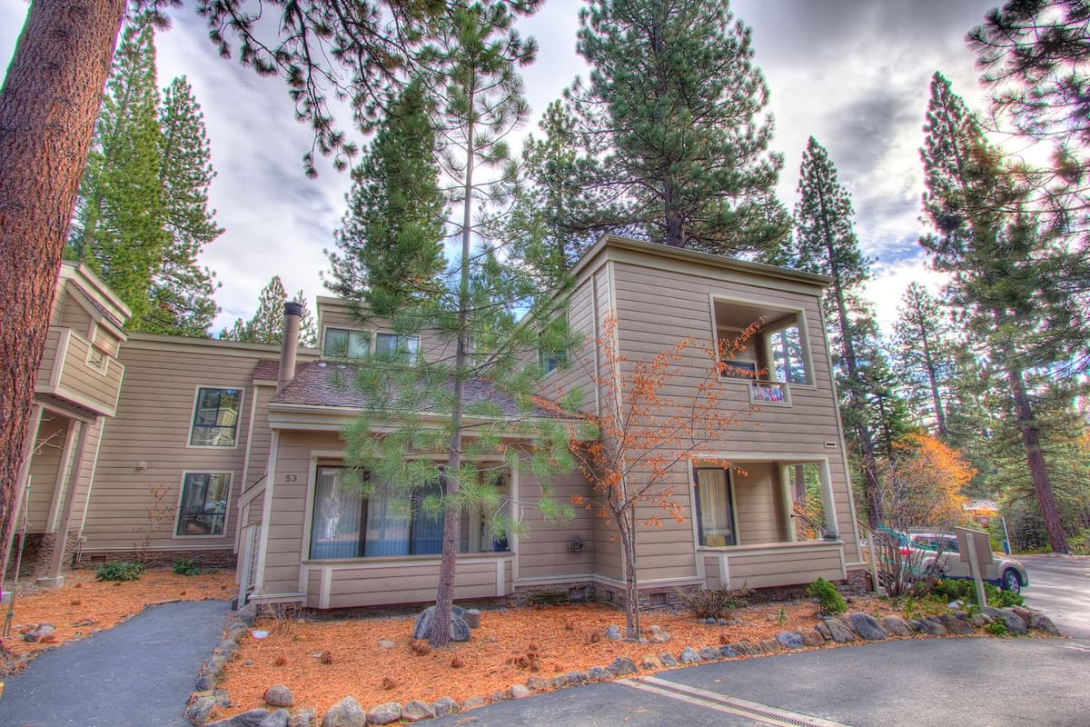 Condo in Incline Village · ★4.61 · 4 bedrooms · 7 beds · 2 private baths - Photo 3